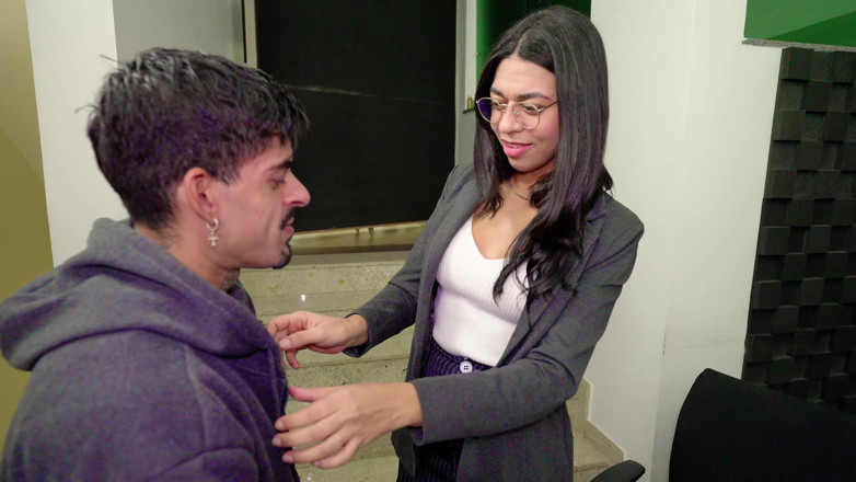 Sun7: Sexo En La Oficina - Joven Secretaria Y Jefa Morena [amateur Real -...