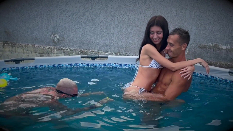 Falcon Al straight porn: プールパーティー後の3人の男性のセクシーな彼女 - 彼女は顔に滴るのが大好きです