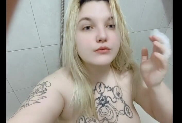 Yukionna: Bionda si masturba in bagno