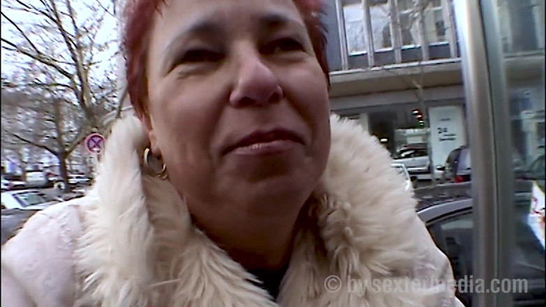 Petty by Sextermedia: Une MILF aux seins veut du sexe anal