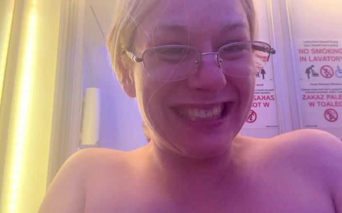 Putarankahotmilf: Explosive Squirt and Pussy Spread in the Airplane Toilet