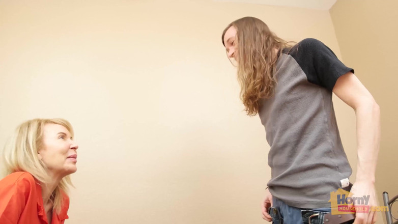 Horny Household: Conjugal footjob với tù nhân máy bay bà già