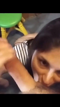 Amateur vrouw neukt en zuigt met sperma in het gezicht