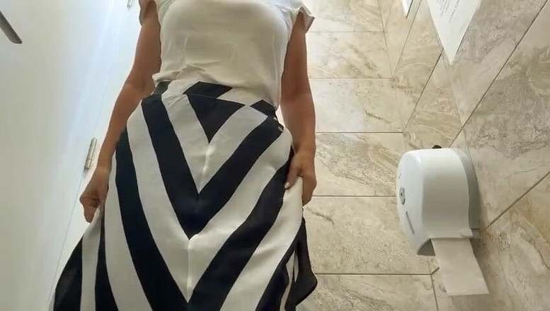 Step Mommy: 大屁股大奶熟女在公共厕所自慰直到高潮