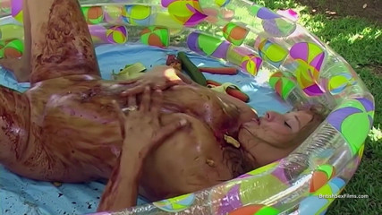 British Sex Films: Gagica dolofană se încurcă cu sosul