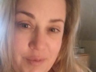 Lily Bay: Давайте пройдемо через цей маніактичний понеділок, отримуючи брудні разом. Без макіяжу без окулярів без одягу, все натуральне сьогодні вранці.