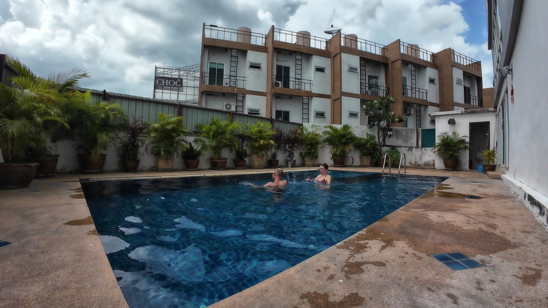 SkinnyWithAHugeDick: Sfw gioca a about nella nostra piscina