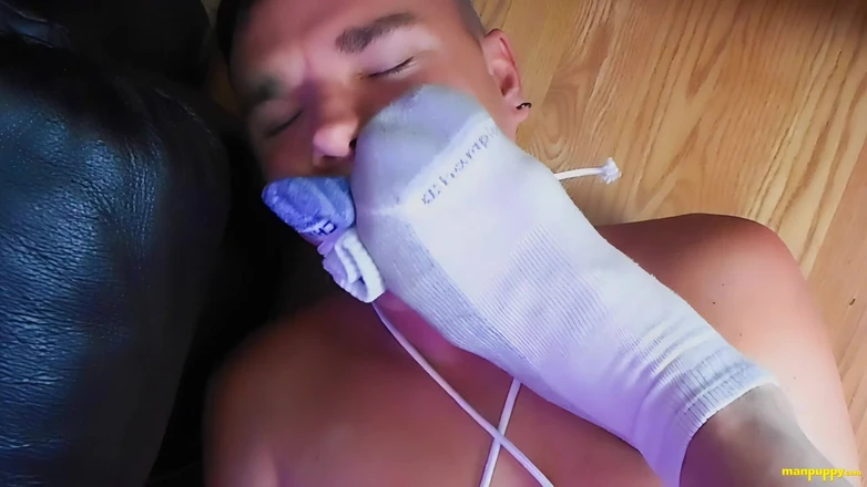 Man Puppy: Lutando em Bondage &amp;&amp;ndo ficando duro!