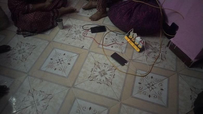 Tamil lesbian: Tamilische desi macht dirtytalk zu hause