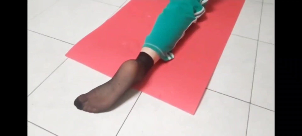 Yvonne: Exerciții de yoga din nylon