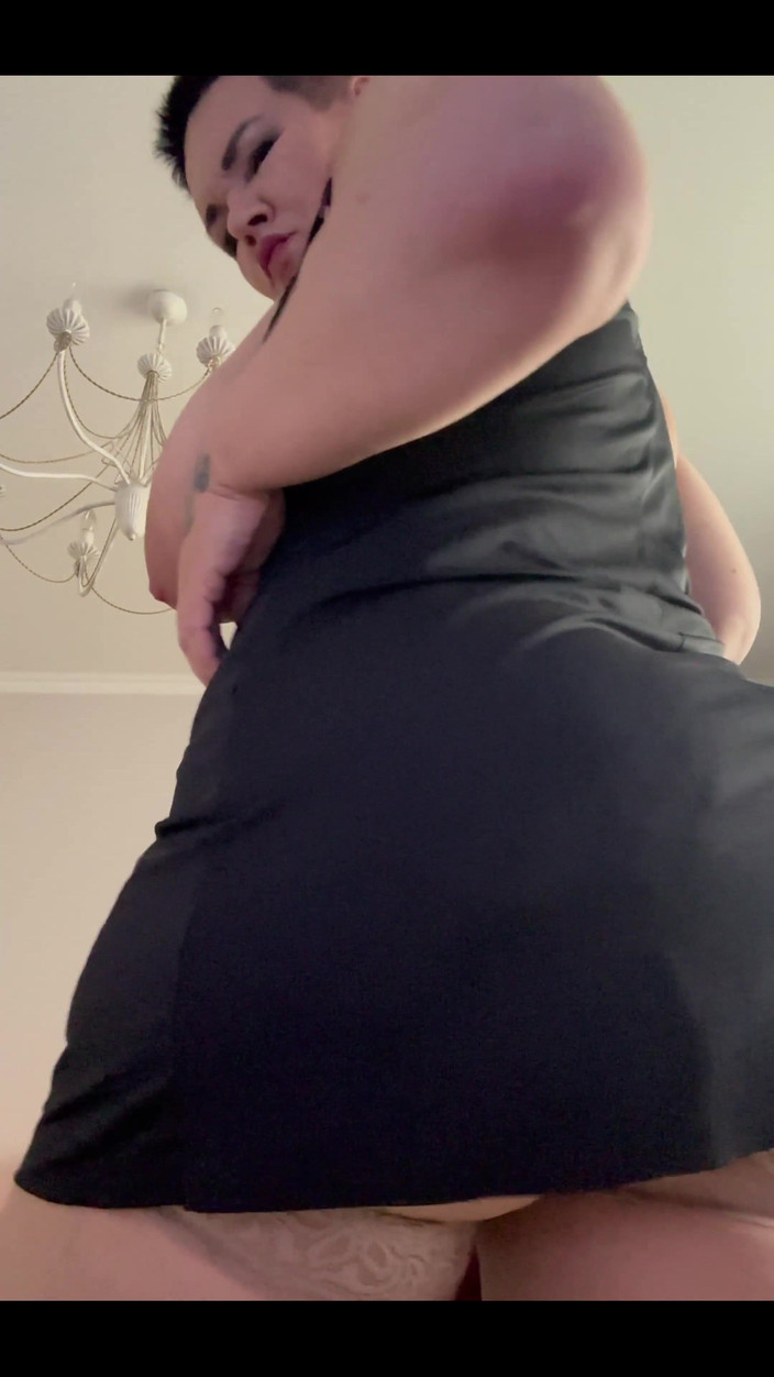 KarmenMilf: Ik dans en pronk met mijn charmes