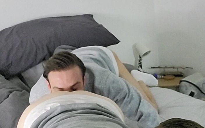 Twotwinkhusbands: İngiliz genç kız ilk kez videoda götünü yediriyor