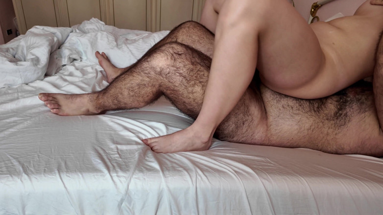 xSpaceGirlx: Grote harige man neukte me hard in mijn slaapkamer