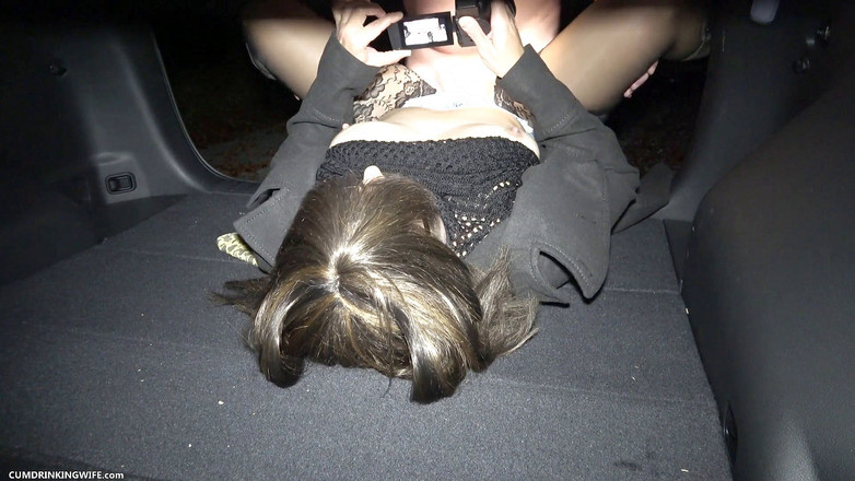 Cumdrinking Wife: Nocny gangbang w strefie odpoczynku