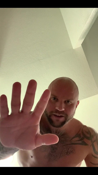 Jasons feet: Líbí se mi být obrem a používám tě, jak chci