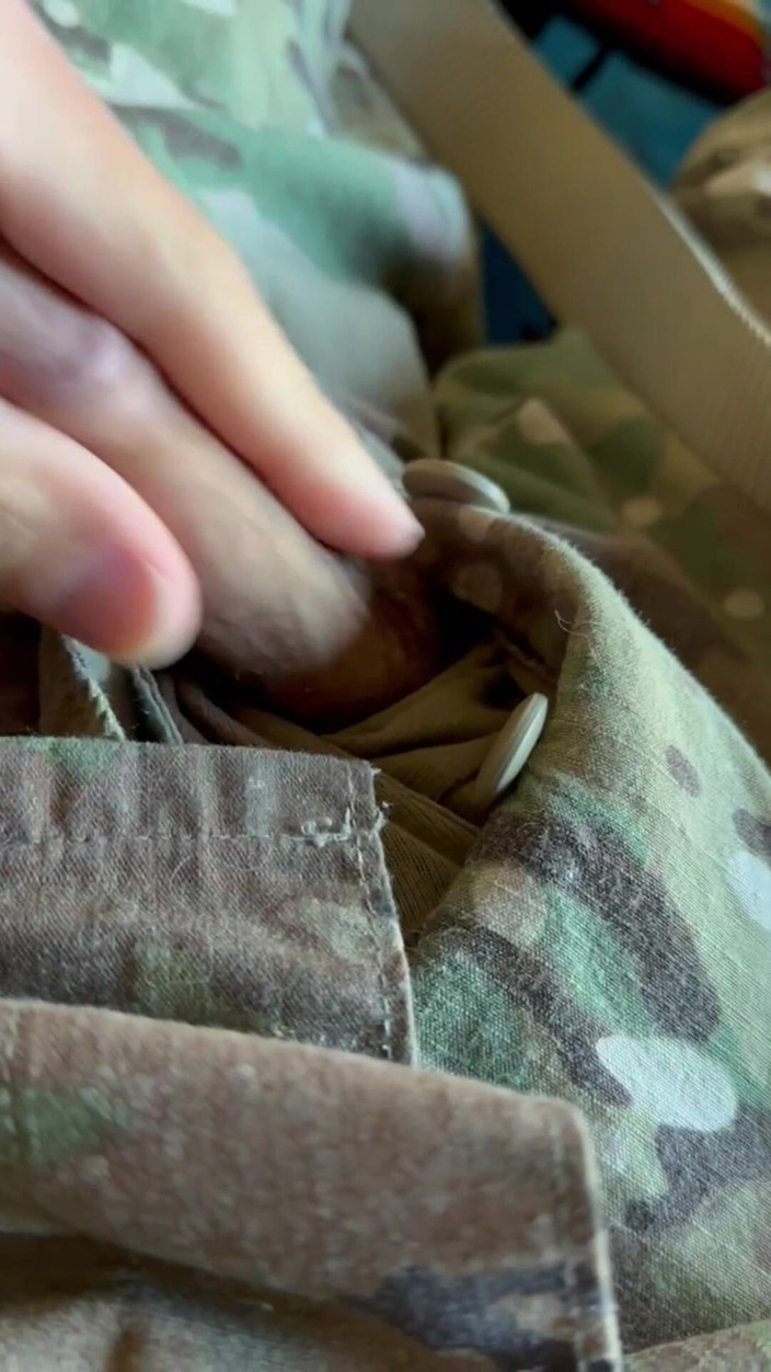 Gay Soldier Stuff: Il soldato arrapato si masturba nella sua stanza sparando un...