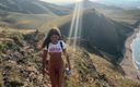 Katty West studio: Une beauté avec un beau cul escalade les montagnes pour...