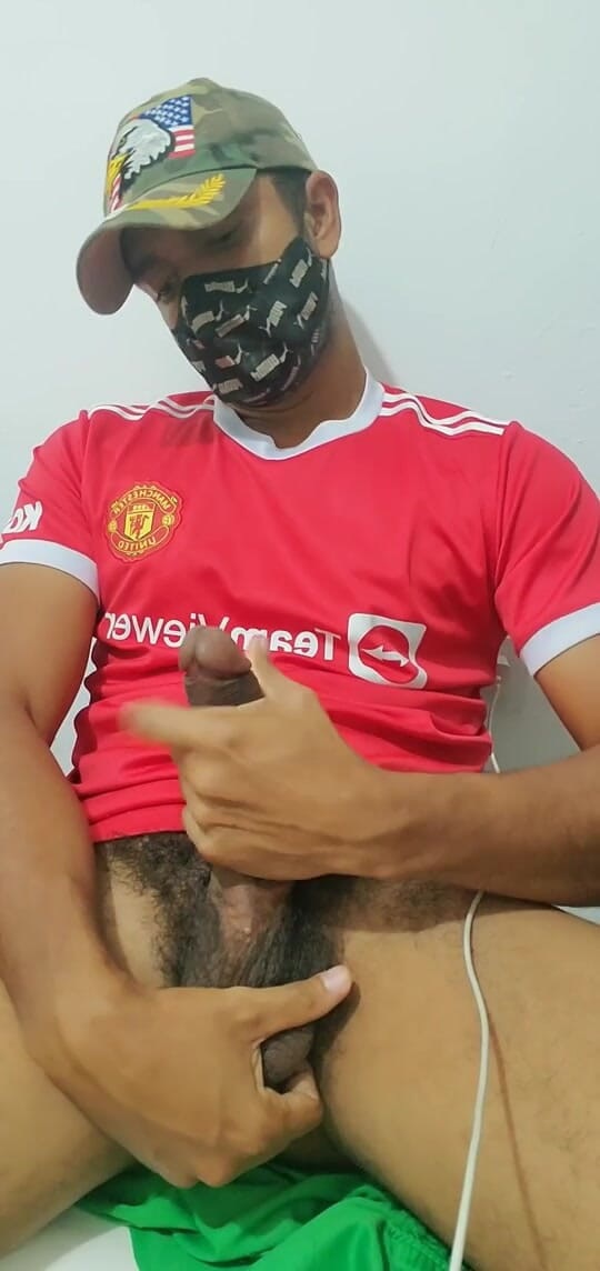 Charlieburrito: De grote pik van de man wordt gemasturbeerd