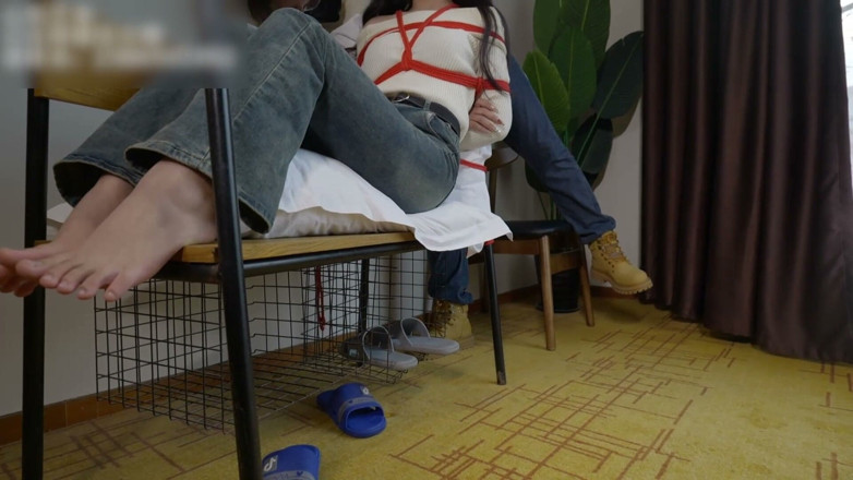 Asian bondage: उसने अपनी प्रेमिका के नंगे पैरों को लटका दिया और उसके पैर की उंगलियों को अपने अंगूठे से जकड़ लिया
