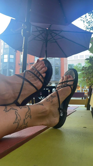 Dianna Davis: 晨间咖啡脚趾