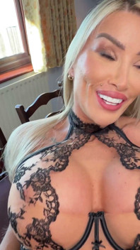 La bionda miss teela è stata scopata sul tavolo della cucina