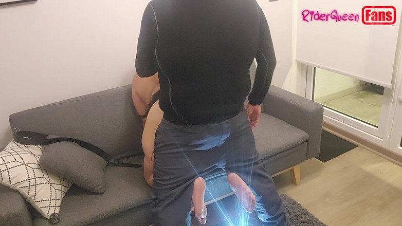 Riderqueen: Video untuk penggemar, pantat montok di sofa