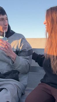 Péče! Sousedé nás možná sledují... Ale já ti chci vykouřit péro hned!