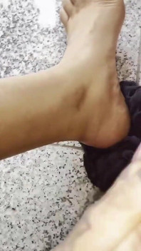 O mamă sexy tatuată tachinează jucăria cu picioare în ciorapi din nailon