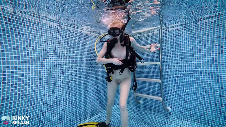 UKCuteGirl Lucy Lauren: Masturbación de buceo desnuda de Lucy bajo el orgasmo bajo...