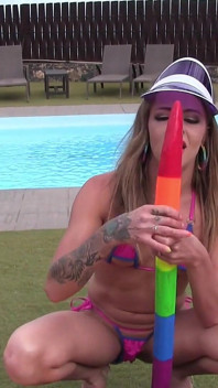 Competição de brinquedo anal pequeno a grande de April Paisley