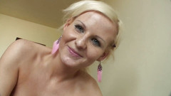 German amateur - 100% German hardcore videos: 饥渴的业余金发女郎被填满