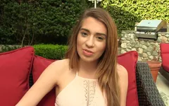 Sevimli genç kız telefonda konuşurken edepsizce yakalanıyor ve bir yarak yakalıyor