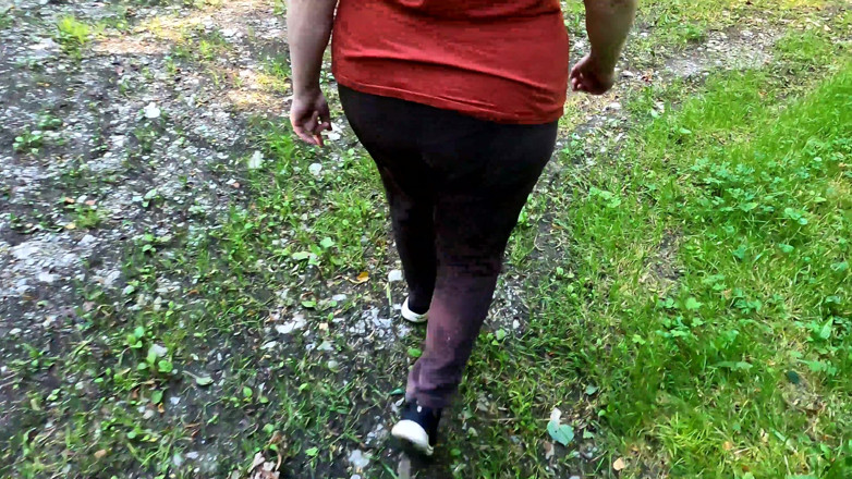 Bouncy Tits Action: Nackte Titten Glänzen in Der Sonne