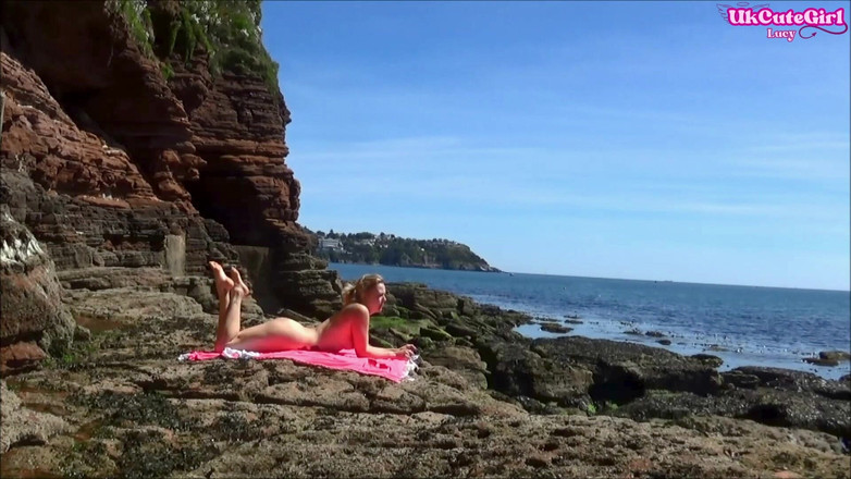 UKCuteGirl Lucy Lauren: Sen o venkovním otroctví - svázaná, s roubíkem a vyvrcholení na...