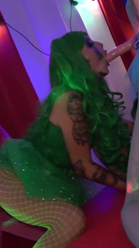Lily Kink encontra os palhaços loucos por pau rosa e verde para uma orgia