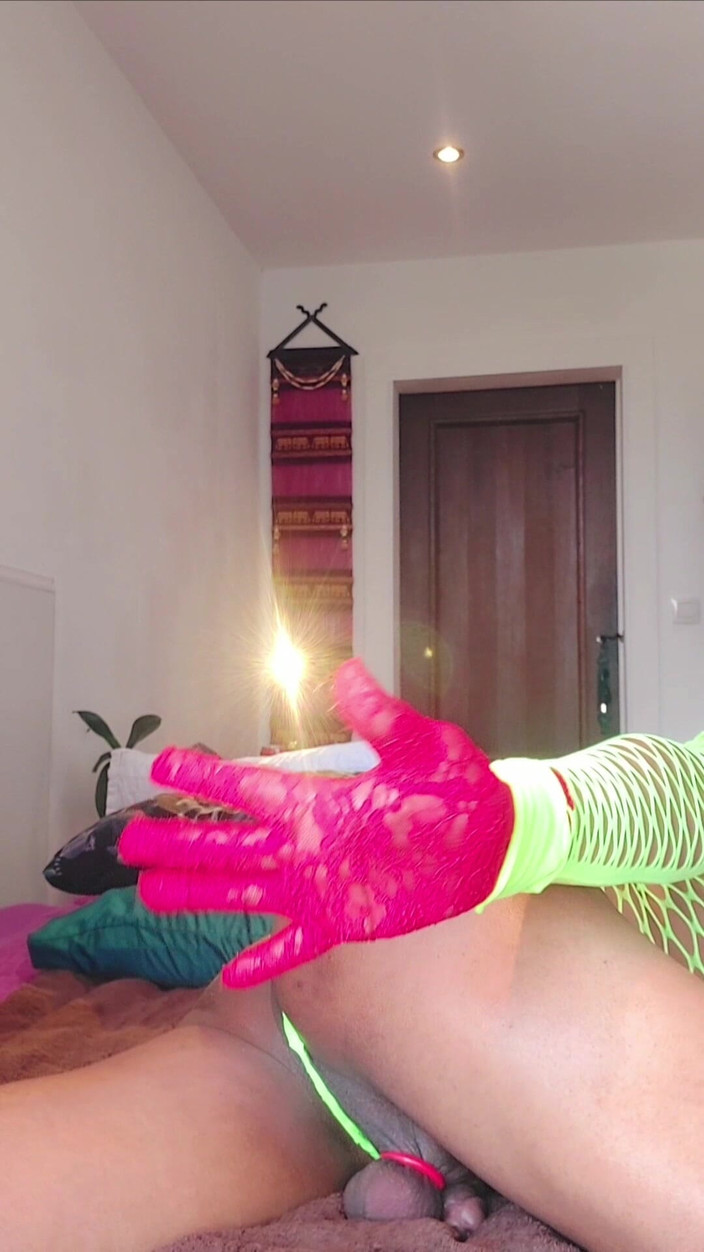 Milah CrossxxX: Muestro mi polla y mi culo por la ventana delante...