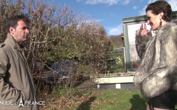 Nude in France: Cewek semok ini pamer pantat dan memeknya di sekitar rumah!