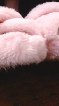 Pantofole pelose rosa che si strupano le dita dei giocattoli