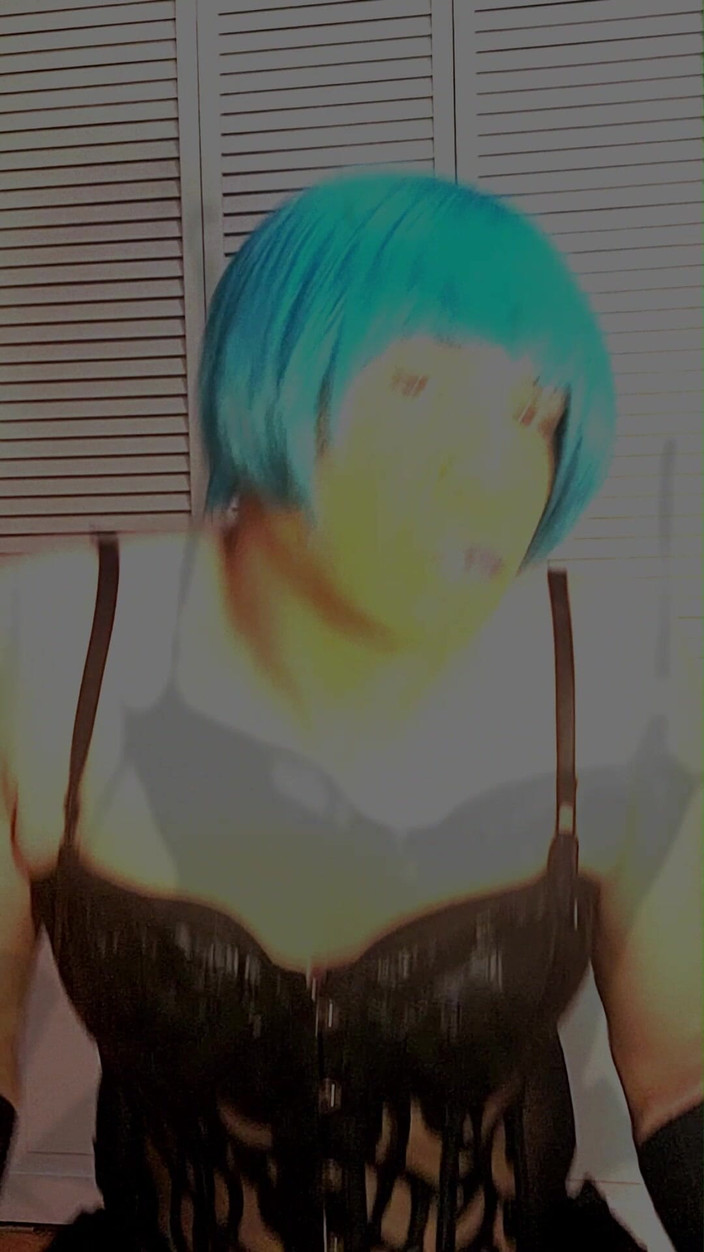 kandiKane: Kadın kılıklı sürtük Kandi seksi korse sallanan yarak trans müzik...