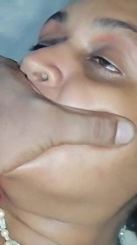 Ho visto la mia matrigna che si toccava e sono entrato da lei
