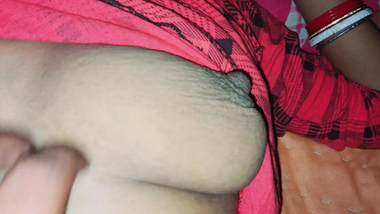 Trilokinath: 家のランドリールームで継母に抱かれた