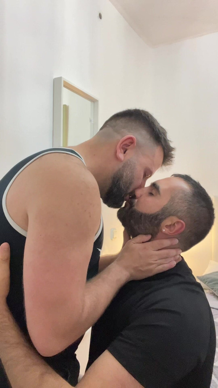 Growing teddy: Italské a španělské medvědy se líbají