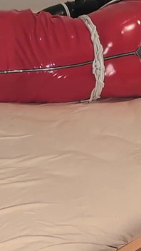 Loira gostosa em Hogtie, luvas de látex longas, vestido vermelho de pvc e meias Let to Struggle to Get Free.