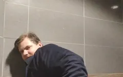 Ngocok di toilet umum sama penggemarnya