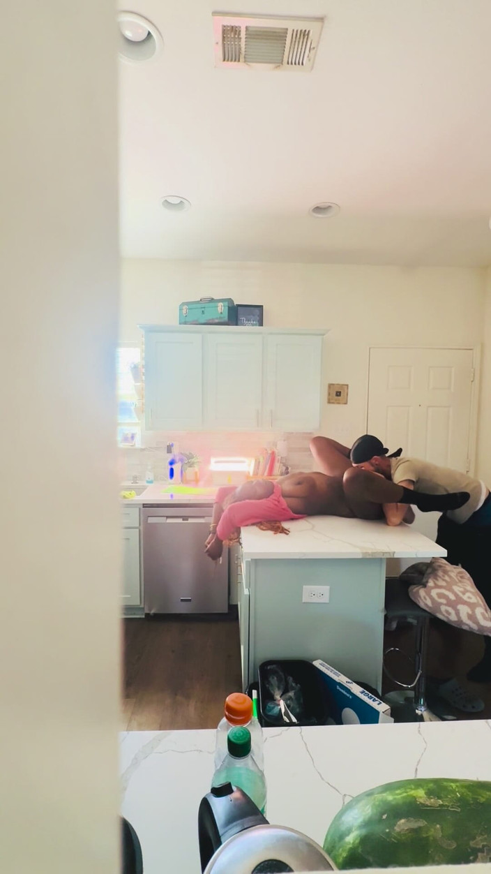 White chocolate: Stiefzoon betrapt zijn zwarte rondborstige moeder die de blanke buurvrouw...