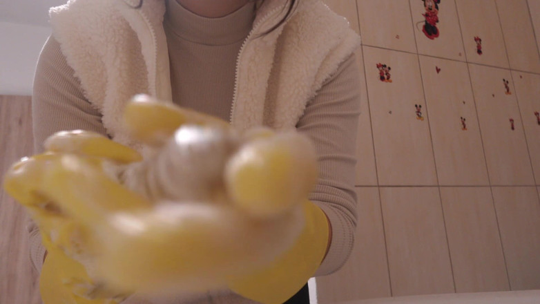 AmayaMori: Meine stiefschwester in gelben spülhandschuhen nimmt ein bad mit einem...