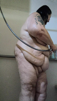 Gorda tira agujeros sucios, tía tiene madrastra en la ducha