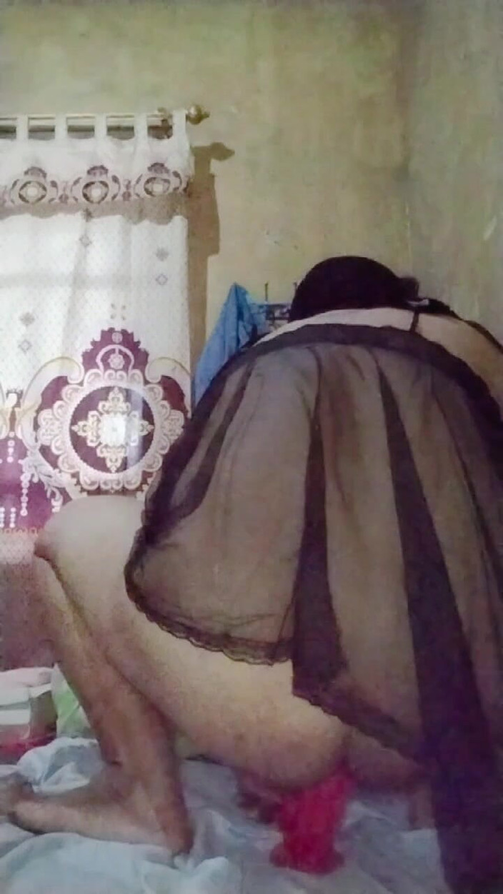 Ivvy Crossdresser: Фембоя в хиджабе трахает дилдо