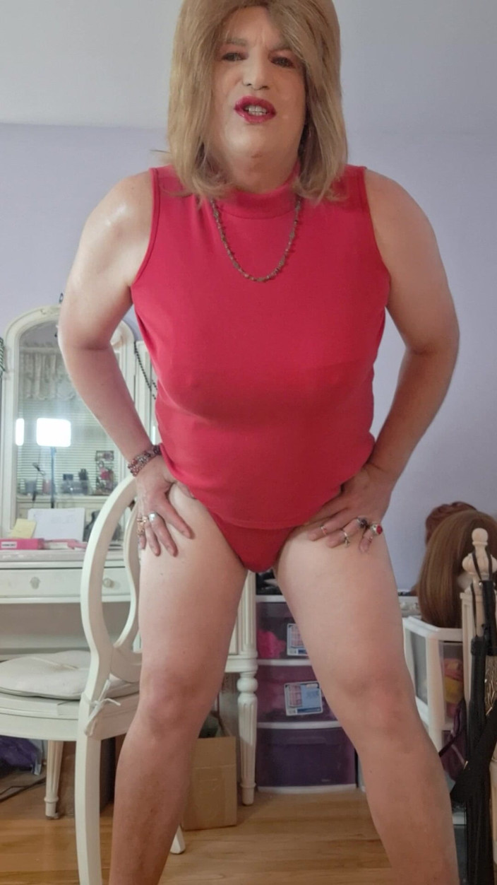 Victoria Lecherri: Saya mahu menjadi si jalang Satin merah awak!