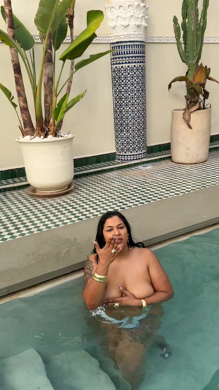Zozonicoco: Une BBW twerke dans la piscine et éclabousse son cul énorme Un...